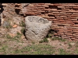 01495 ostia - regio ii - insula vi - casa del soffitto dipinto (ii,vi,5-6) - via della corporazzioni - 2. laden von norden - detail - 09-2022.jpg